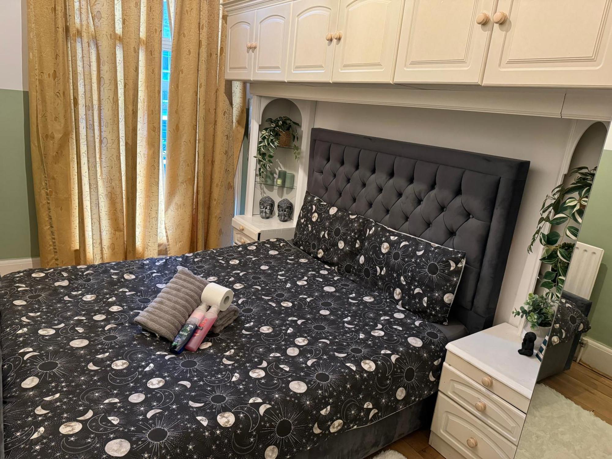 Central And Affordable Flat For 6 People In Zone 1 - Baker Street - With Breakfast Included Londra Esterno foto