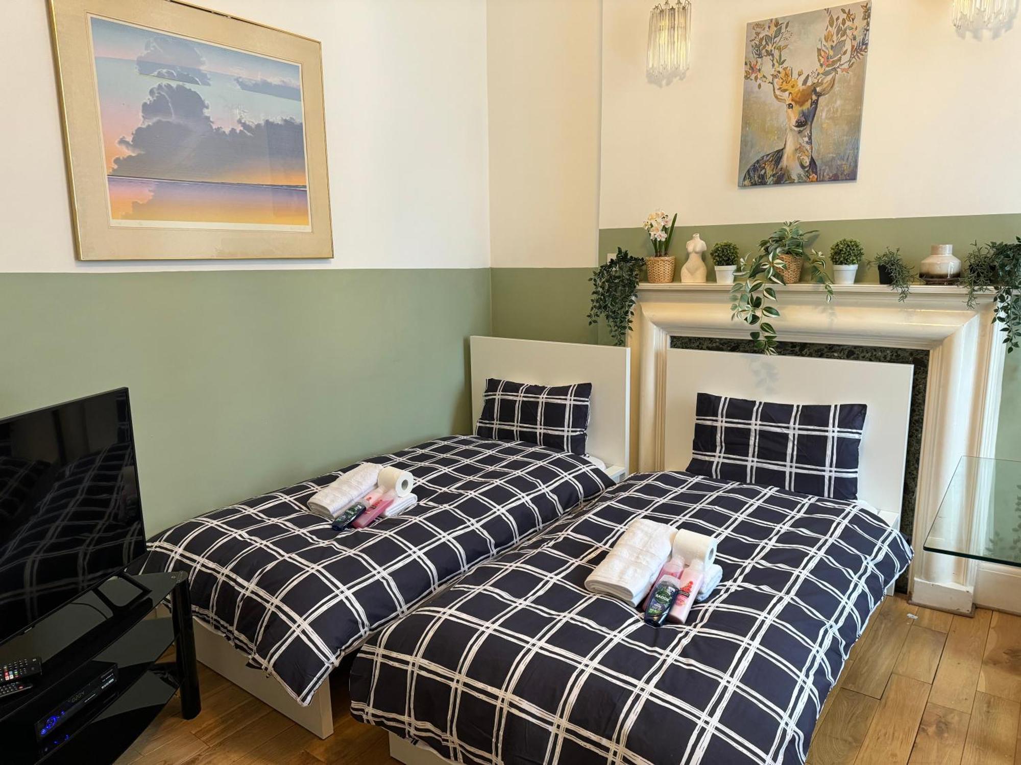 Central And Affordable Flat For 6 People In Zone 1 - Baker Street - With Breakfast Included Londra Esterno foto