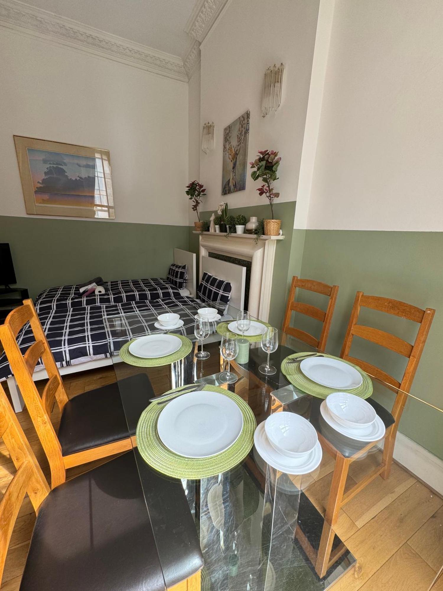 Central And Affordable Flat For 6 People In Zone 1 - Baker Street - With Breakfast Included Londra Esterno foto