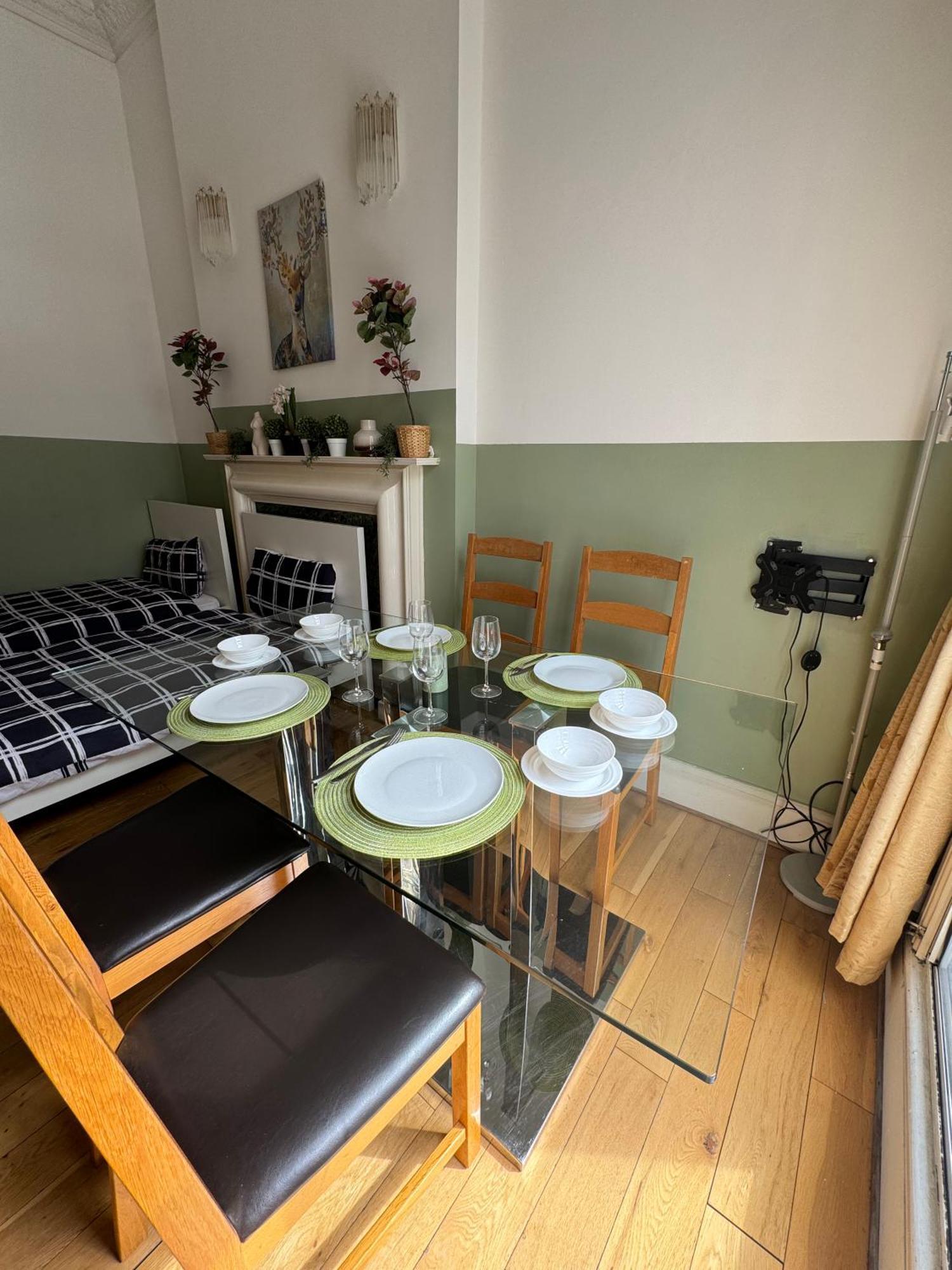 Central And Affordable Flat For 6 People In Zone 1 - Baker Street - With Breakfast Included Londra Esterno foto